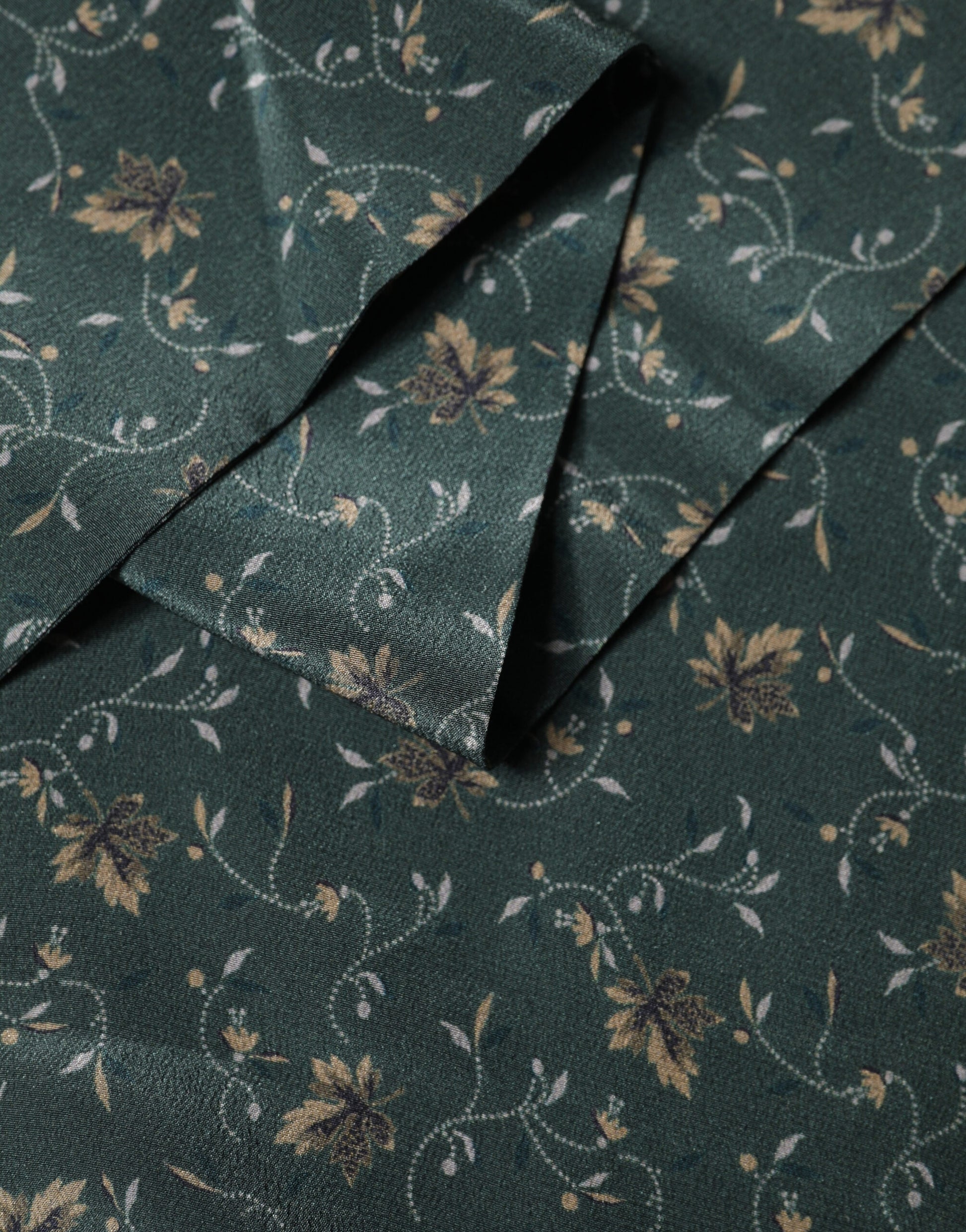 Dolce & Gabbana Green Silk Floral Pattern Fringed 135cm X 16cm Scarf Curated Luxury Accessories by Orvyn